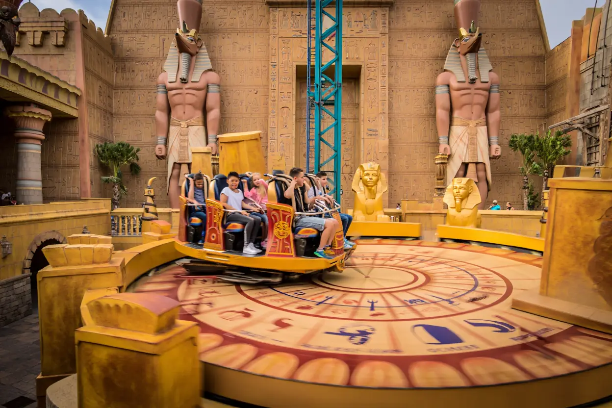 Attraction égyptienne tournante avec statues de pharaons géants.