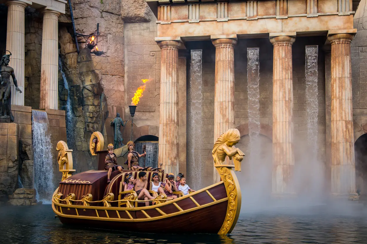 Famille embarquée sur un navire antique naviguant entre statues mythologiques et créatures marines dans une ambiance lumineuse et onirique.